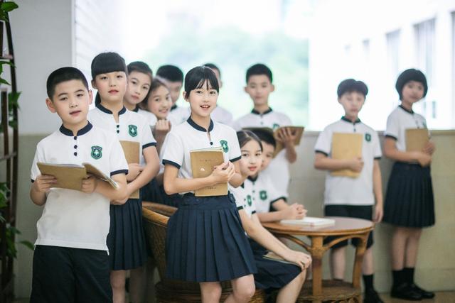 假如我是個(gè)孩子，我會(huì)穿什么樣的校服？